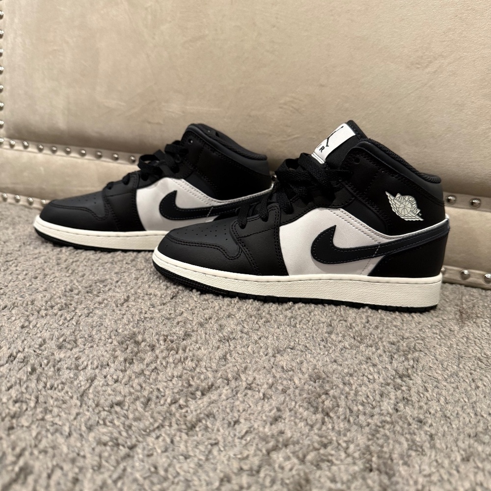 Air Jordan 1 Mid Size Shoes Boys size 5